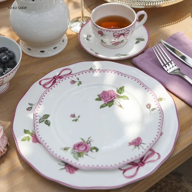 Taza y vajilla “French Rose” de porcelana hueso — cuencos, tazas y platos decorativos con diseño floral elegante