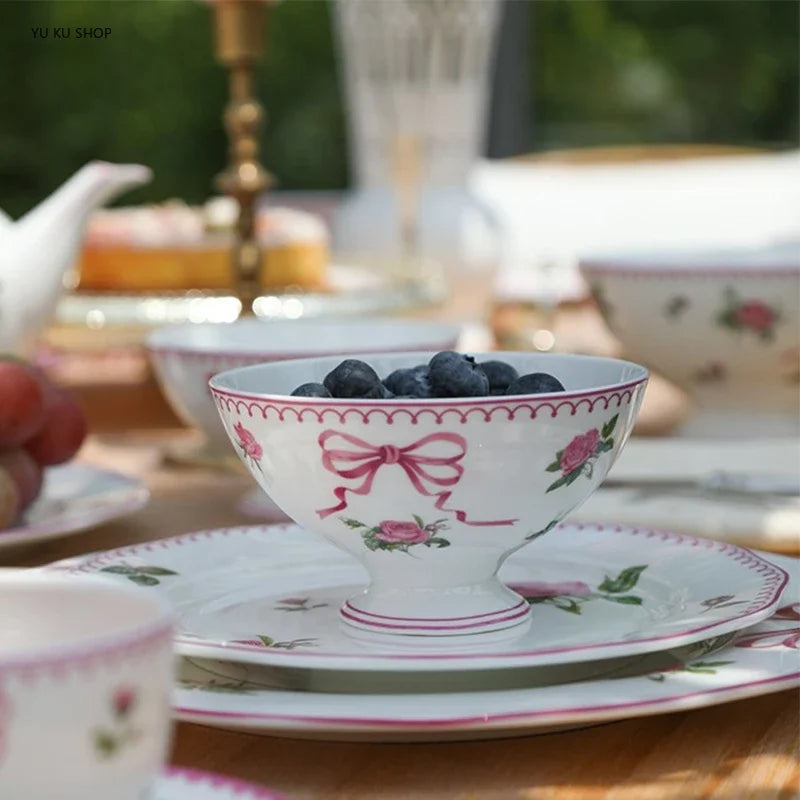 Taza y vajilla “French Rose” de porcelana hueso — cuencos, tazas y platos decorativos con diseño floral elegante