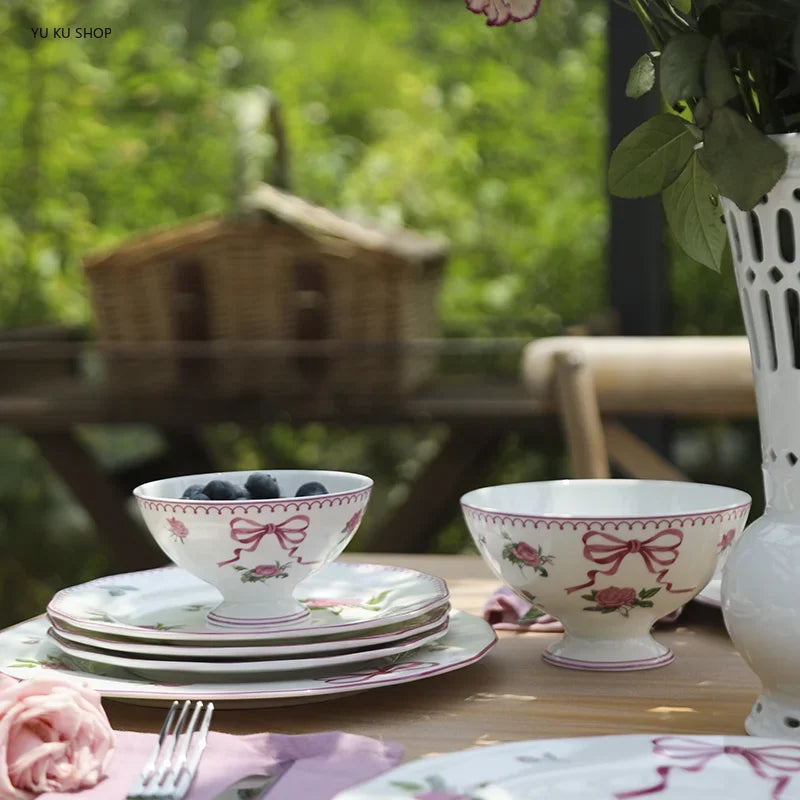 Taza y vajilla “French Rose” de porcelana hueso — cuencos, tazas y platos decorativos con diseño floral elegante
