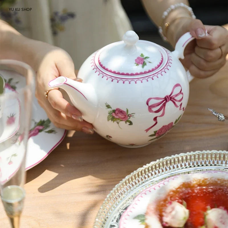 Taza y vajilla “French Rose” de porcelana hueso — cuencos, tazas y platos decorativos con diseño floral elegante