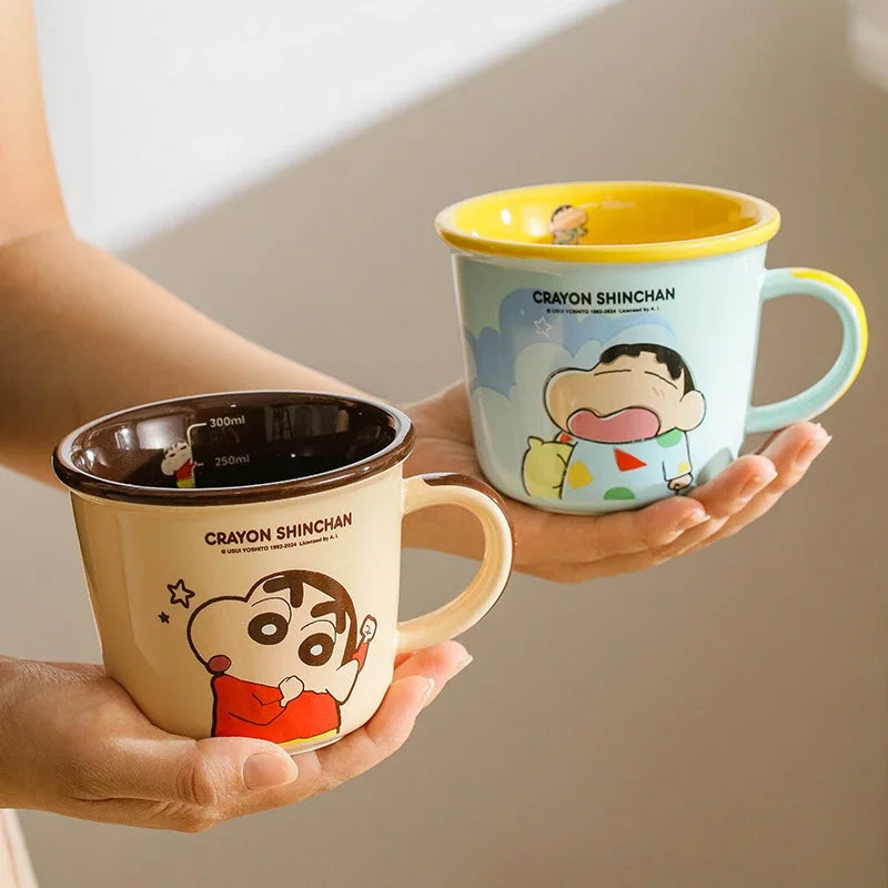 Taza cerámica Shin-Chan con escala – Diseño kawaii ideal para desayuno
