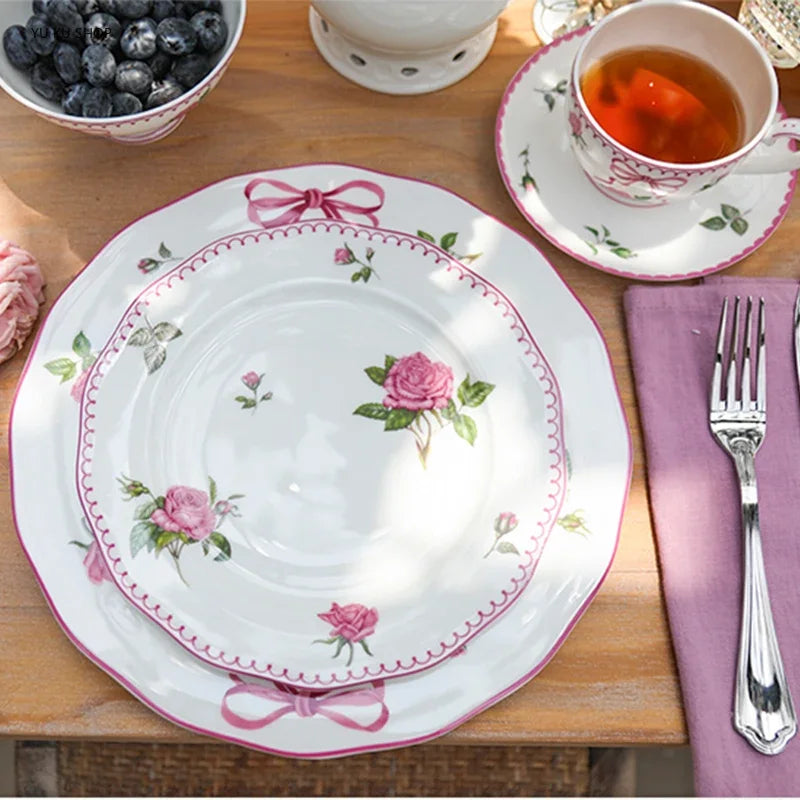Taza y vajilla “French Rose” de porcelana hueso — cuencos, tazas y platos decorativos con diseño floral elegante