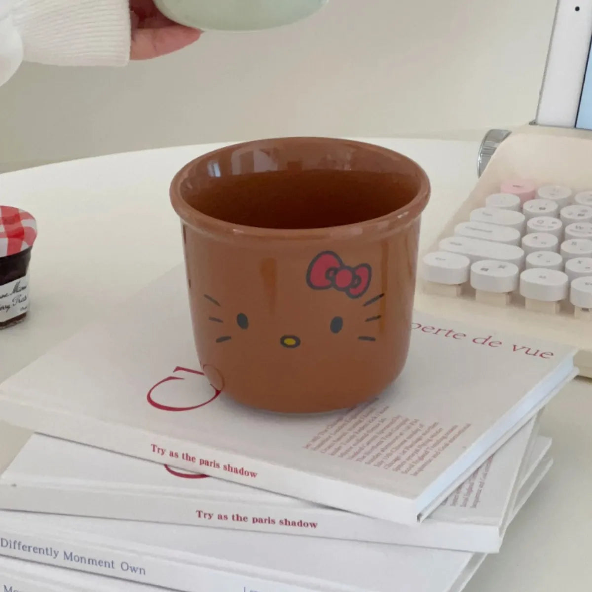 Taza Hello Kitty 2025 – Cerámica resistente al calor con diseño moderno y elegante
