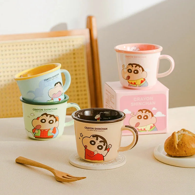 Taza cerámica Shin-Chan con escala – Diseño kawaii ideal para desayuno